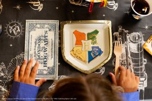 Хартиени чинии Хари Потър – Гербът на Хогуортс, 26x18 см, бежови (1 пкт. / 6 бр.)