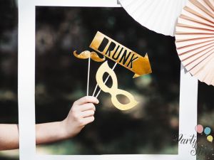 Реквизит за снимки Let's Celebrate микс златен (1 пкт. / 8 бр.)